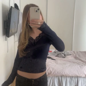 Mörkblå Intimissimi tröja - Säljer min jättefina mörkblå Intimissimi tröja, den har ett litet hål under armen, men inget man ser kolla bild 2, hör av dig vid intresse!💖💖💖