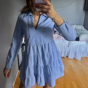 Ljusblå klänning med krage - Säljer en söt ljusblå klänning med krage och långa ärmar. 