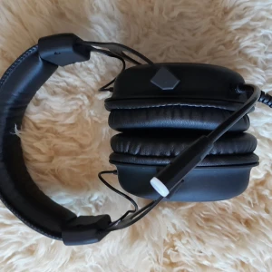 Deltaco gaming headset - Riktigt bra headset som är använt i 1 månad. Riktigt bra för att spela. Man kan också justera volymen bak på headsetet. Mycket bra skick 