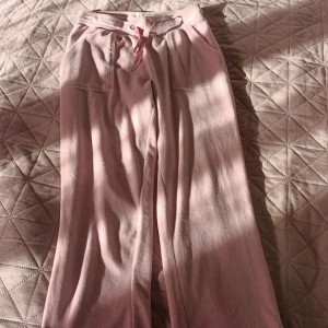 Rosa💝 mjukisbyxor från Firefly 💫 - Säljer ett par bekväma rosa mjukisbyxor från Firefly. Byxorna har en elastisk midja med snörning och praktiska fickor framtill. Perfekta för en avslappnad dag i skolan. 162 i höjd🌞