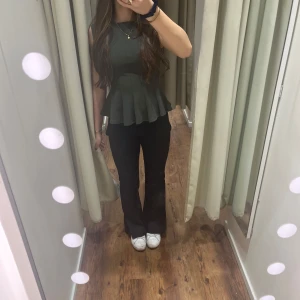  Somrig topp från Bik Bok - Super fin somrig topp, HELT NY och oanvänd, prislappen fins kvar. Storlek XS och säljs för att jag har en till likadan:) 