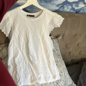 Zara blus!! - Säljer en söt vit blus från Zara med vackra spetsdetaljer på de korta ärmarna🌸Aldeig använd kan strykas innan den skickas!❣️Storlek S!!