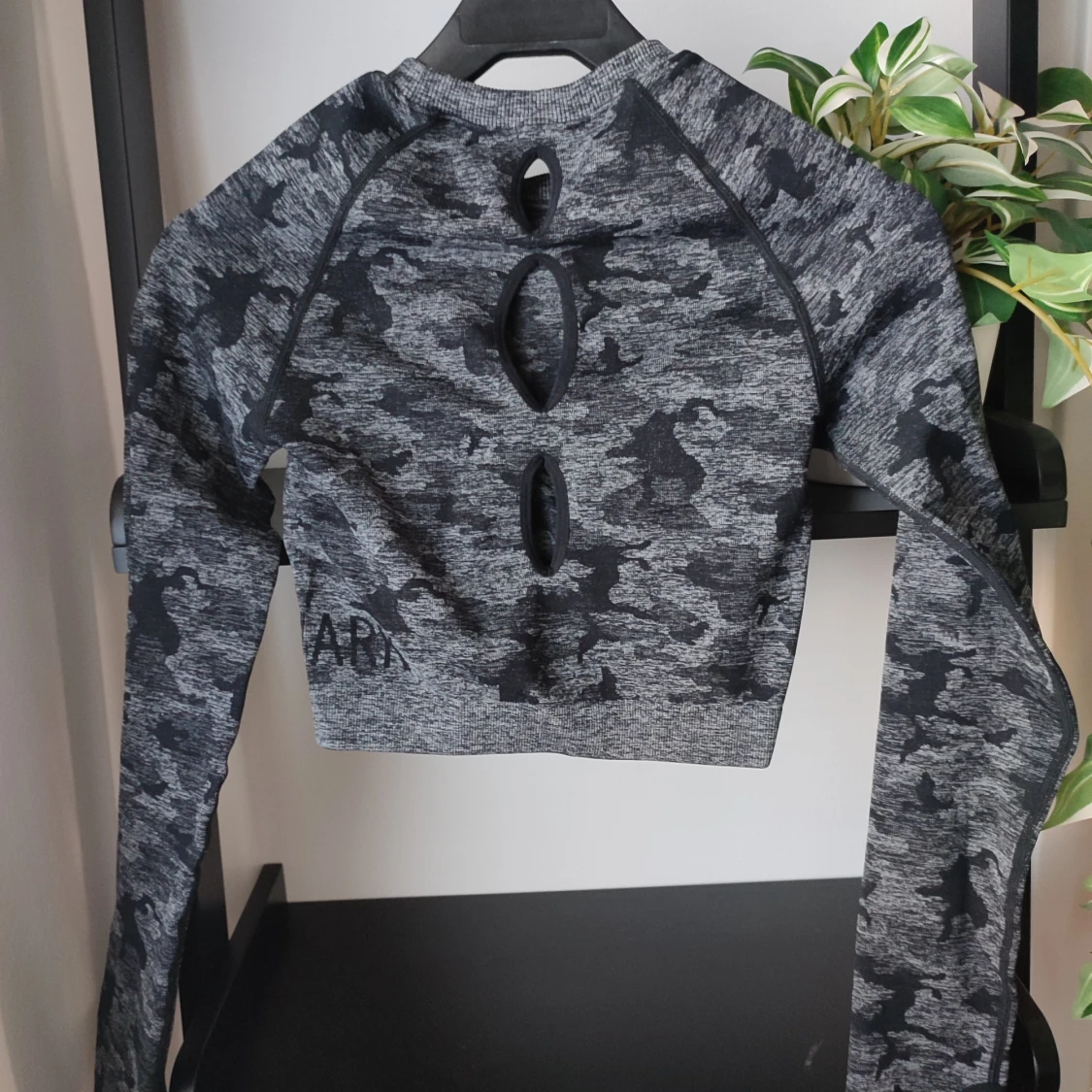 Svart sporttopp från Gymshark i storlek S - 2