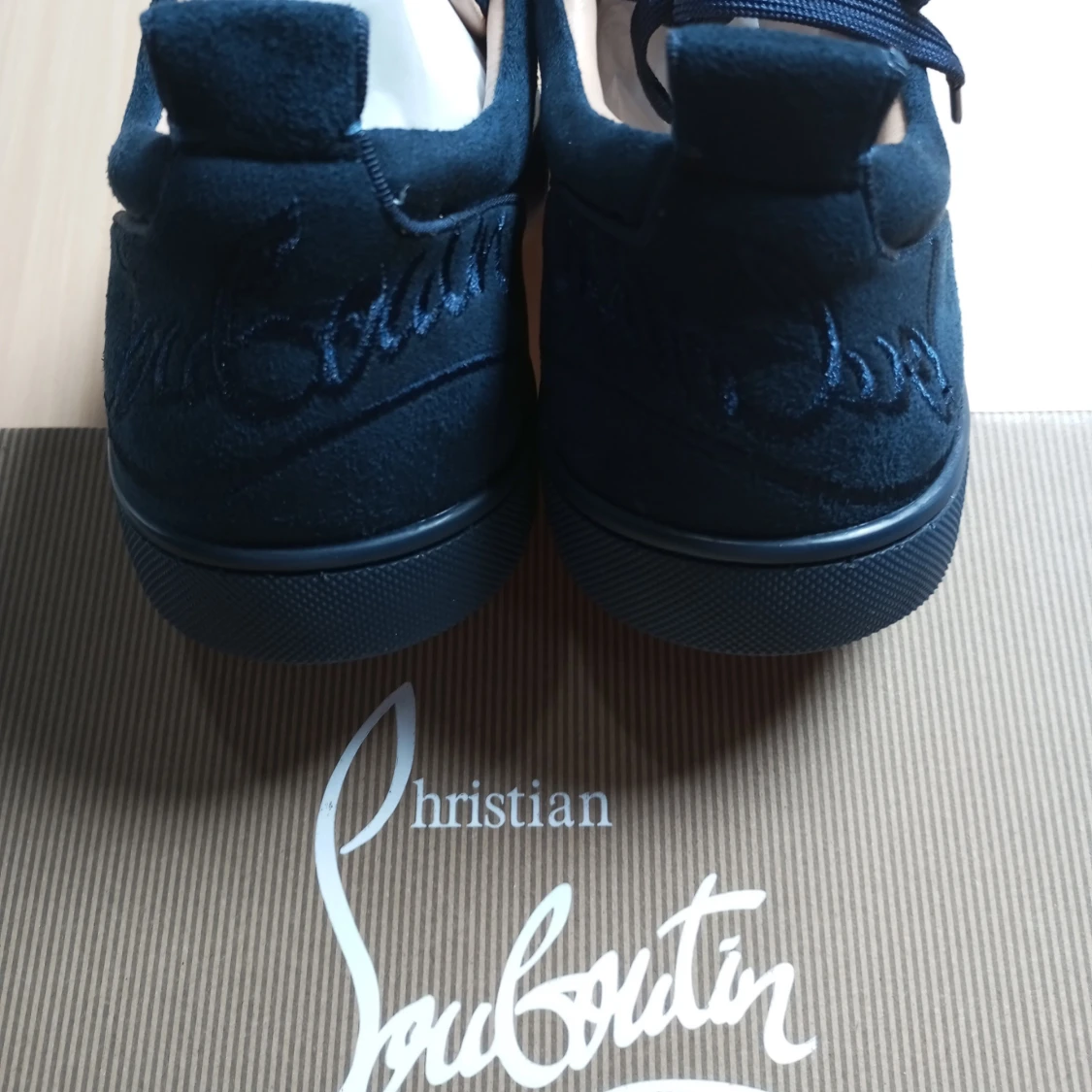 Mörkblå sneakers med röd sula - 4