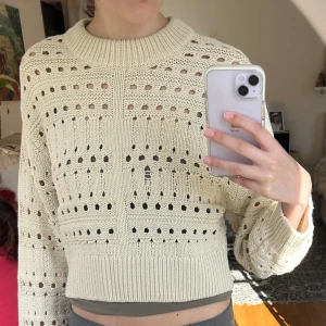 Vit stickad tröja - Fin vit stickad tröja från Gina tricot Den har ett hål där fram som man inte riktigt märker av. Croppad modell