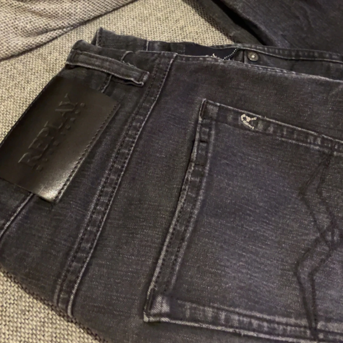 Svartgrå Replay jeans - 1