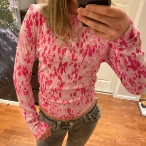 Rosa och vit långärmad tröja - Säljer en super fiiin och bekväm tröja🩷🤍