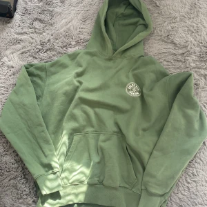 Grön hoodie med tryck från Pegador - Snygg grön hoodie från Pegador storlek M men stor i storleken passar också L. Säljer då den inte passar mig. Skick 8/10 nypris 899kr mitt pris 500kr kan diskuteras vid snabb affär! OBS har en liten fläck runt halsen som inte är så synlig och försvinner nog i tvätten. Hör av er vid yttligare frågor 💯 