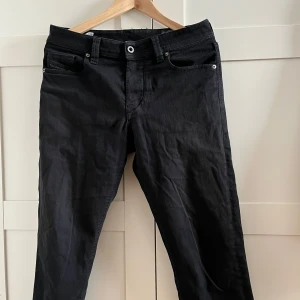 Svarta diesel jeans - Snygga svarta jeansbyxor med normal passform och klassisk design. Oanvända i storlek W31-L32.