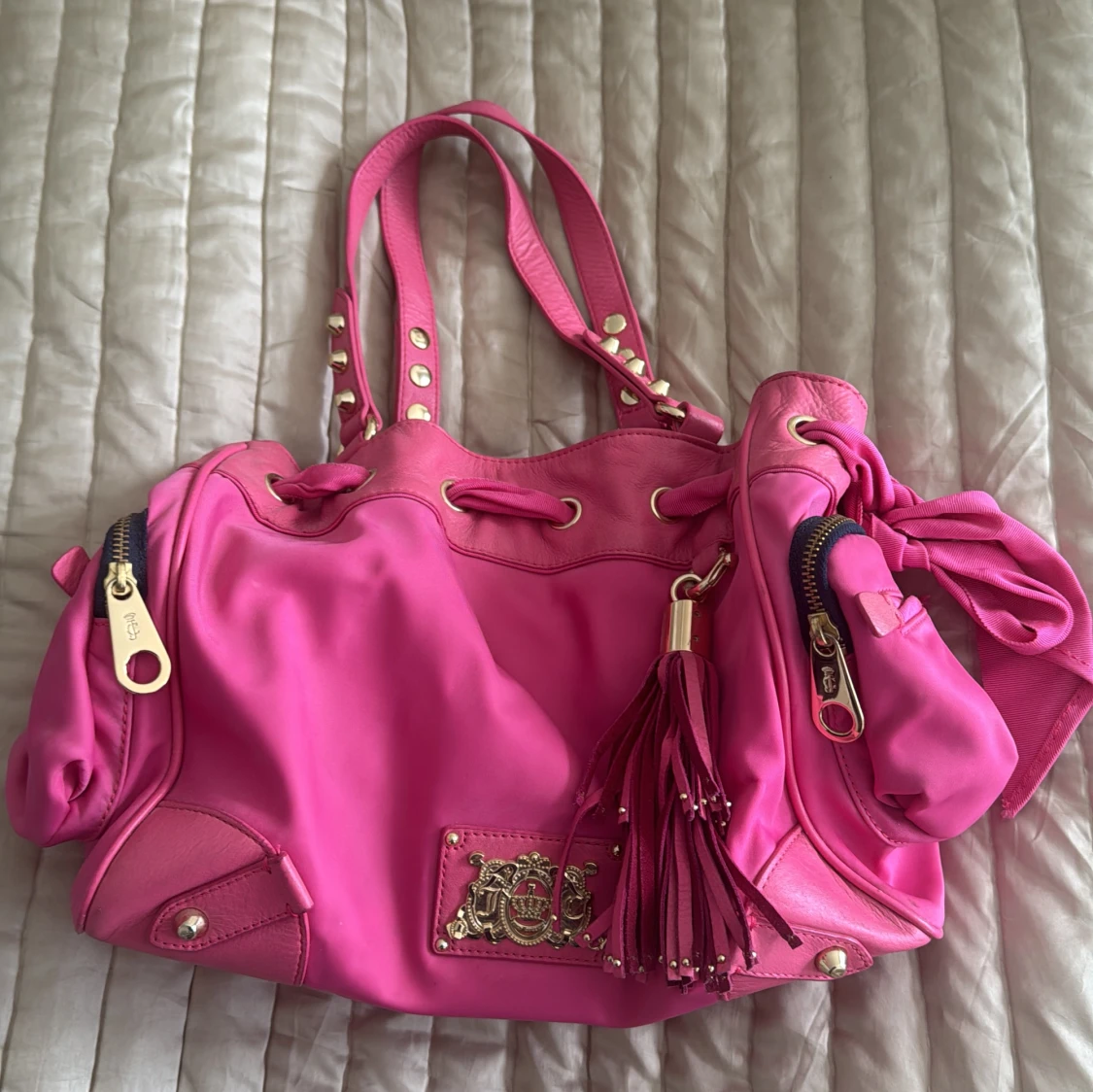 Rosa axelväska med nitar och tofs - 3