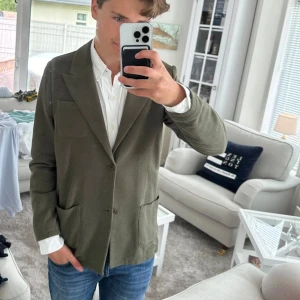 Mörkgrön stickad kavaj - Säljer den eftertraktade stickade kavajen från John Henric. Modellen är en utgången modell som inte säljs längre. Nypris: 1299kr, mitt pris 649kr Skick: 9/10, inga som helst tecken på användning. Tveka inte på att höra av dig vid eventuella frågor! 