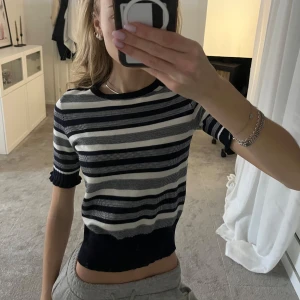 Randig stickad T-shirt💙😻 - Suuuper söt stickad T-shirt från Holly & Whyte!! Mörkblå/vit randig med fina muddar. Kanppt använd och finns inga skavanker alls. Säljer för 150kr men pris kan självklart diskuteras!😇