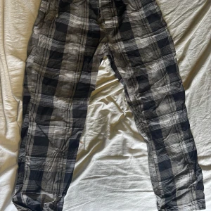 Pyjamasbyxor från Calvin Klein - Pyjamasbyxor från Calvin Klein i storlek M. Skriv vid frågor. 