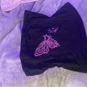 Två Svarta tubtoppar - Snygg svart tubtopp. Perfekt för en unik och stilren look. Passar bra till både jeans och kjol.