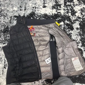 Svart dunväst från Parajumpers - Säljer en svart dunväst från Parajumpers lite sönder på baksidan men svårt att se skick 7/10