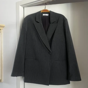 Stylein Burano blazer kavaj - Sparsamt använd kavaj från Stylein säljes.  Modell: Burano blazer Strl: XS (oversize, passar även en strl: S).  Nypris på hemsidan: 3200 kr  Även matchande långkjol säljes i två olika storlekar, se min profil.   Skickas via Plick eller hämtas i centrala Göteborg. 