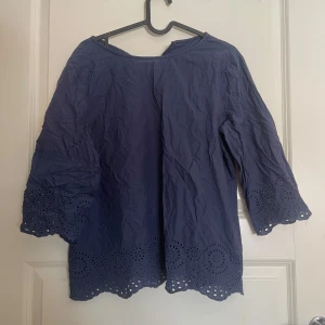 Sommar blus - Säljer nu denna super fina sommar blusen då den är lite liten på mig😋 den är i bra skick men lite skrynklig men de är något som kommer lösas innan den skickas😇 skriv om ni har frågor😍