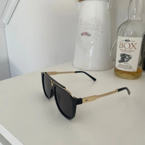 LV liknande glasögon  - Solglasögon med fin kvalité som liknar de från LV med en V-formad ram. Alla glasögon säljs ut nu för inköpspris från lagret och kommer helt nya inplastade. Pris är ej diskuterbart. Hör av er om ni undrar något annat ☀️ 