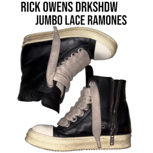 RICK OWENS DRKSHDW REAL LEATHER JUMBO LACE RAMONES - Rick Owens DRKSHDW Ramones köpta nya från DRK STUDIO. At the time var det dom bästa man kunde få tag på. Extremt bra kvalitet och äkta läder. Bra skick på dom bara lite smutsig sula. Inuti så kan man se att den inte är sliten alls. Branding finns under. Säljer pga jag bytt stil