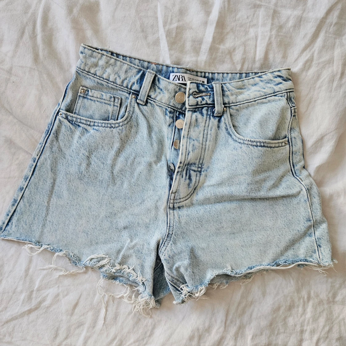 Ljusa jeansshorts från Zara