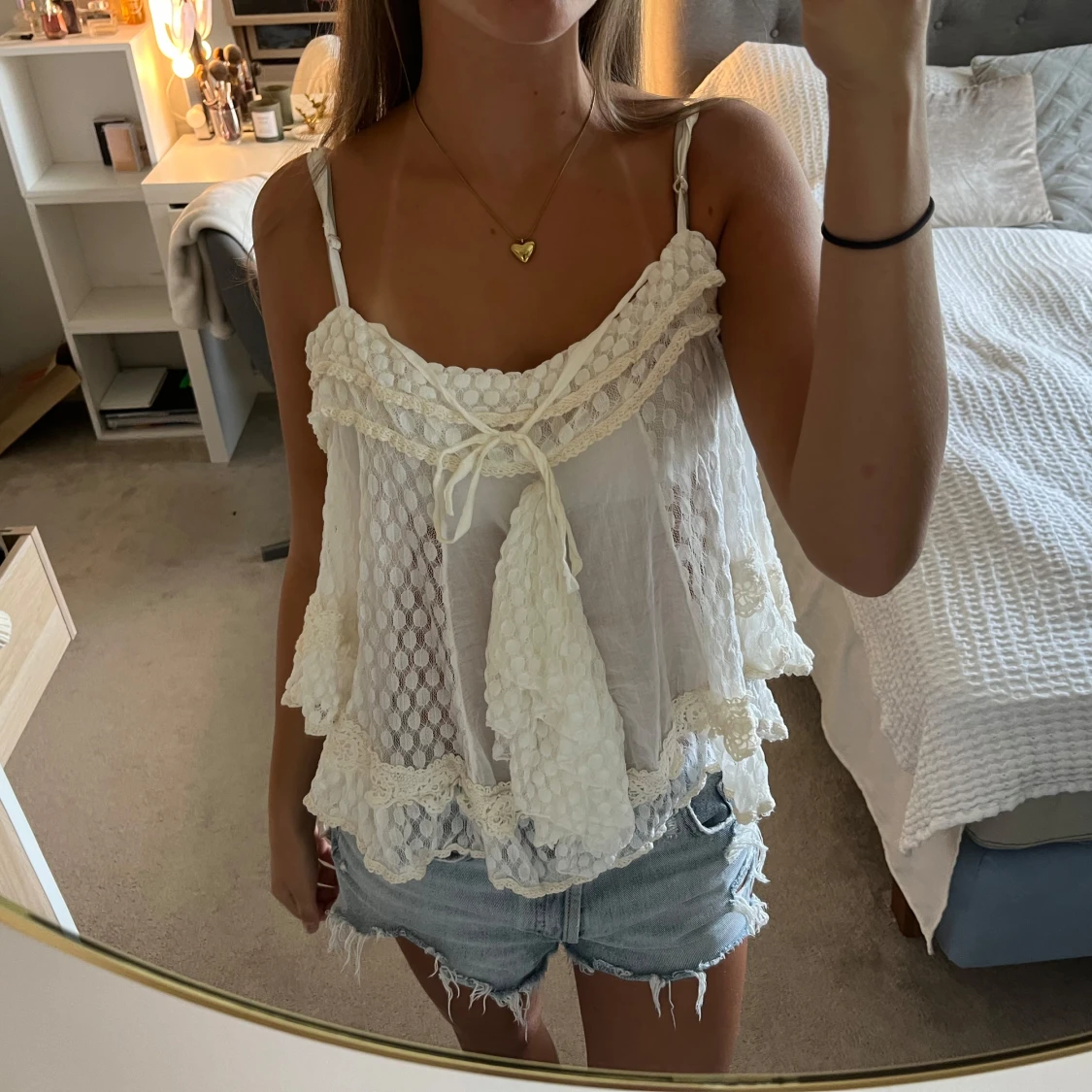 Vit spetsblus med volanger