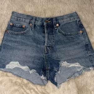 Blå jeansshorts från MNG - Säljer ett par snygga blå jeansshorts från MNG. De är lågmidjade (på gränsen till medel) Perfekta för i sommar!!💙💙