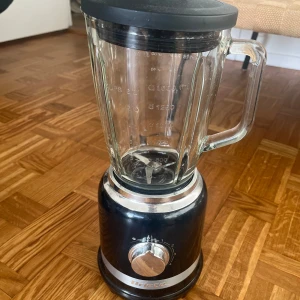 Svart mixer från Ariete - Säljer en stilren svart mixer från Ariete med glasbehållare och svart lock. Mixern har en tydlig kontrollratt på framsidan och en robust design. Perfekt för smoothies och soppor!