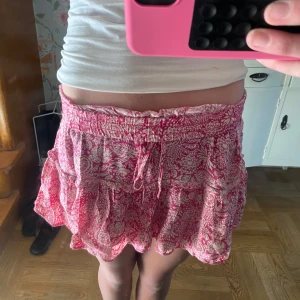 Zara kjol - Snygg kjol från Zara med inbyggda shorts, köpt i London förra sommaren och går inte att få tag i, super skick och så fin till sommaren 🩵