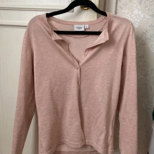 Rosa kofta från Saint Tropez - Säljer en söt rosa kofta från Saint Tropez i storlek XS. Koftan har långa ärmar och knappar framtill. Sista bilden är samma modell fast annan färg!