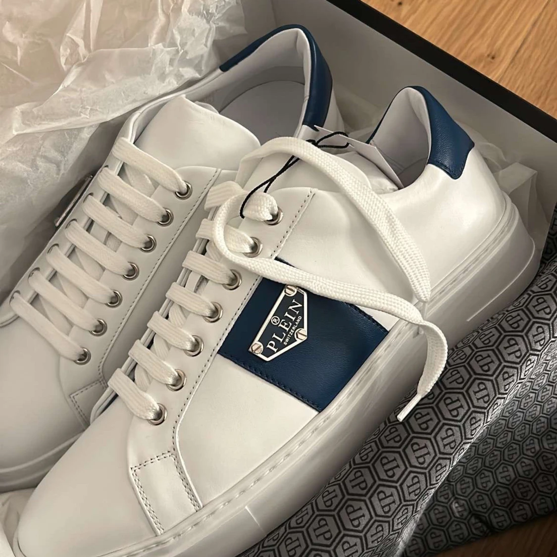 Vita sneakers med blå detaljer från Philipp Plein - 1