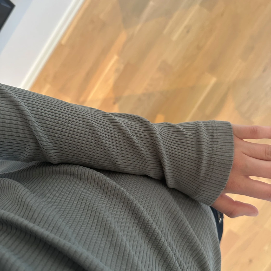 Grå ribbad långärmad topp - 1