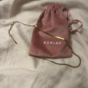Guldhalsband från Edblad - Guldhalsband från Edblad med en slät kedja Leverer i förpackning. Har inga märken och säljer för jag aldrig använder de. 45 cm.❤️kan tänka mig sänka till 300 max