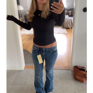 Blåa flare low waist jeans  - Säljer ett par fina lågmidjade jeans i väldigt bra skick med prislappen kvar.   Pris kan diskuteras.                                    Ordenarie pris 499kr.