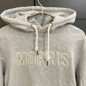 Morris hoodie  - Hoodie från Morris i storlek M. Säljer då ja knappt använder längre! Väldigt stil ren och fin. Pris går att diskutera!