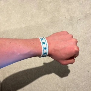 Vitt och blått armband med stjärnor - Snyggt armband i vitt med blå stjärnmönster. Liknar det sjukt snygga dior armbandet. Vid minsta fråga eller fundering hör av er🤝