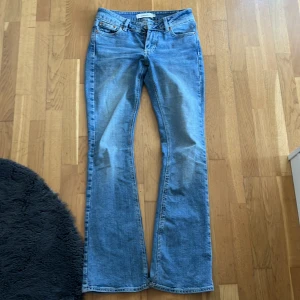 Blå bootcut jeans från Junkyard - Fina lågmidjade jeans i bra skick, de är lite långa på mig som är 163, innerbenslängd 80 och midjemått 36