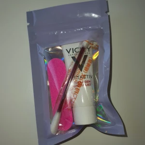 Hudvårdskit - Ett praktiskt kit med Vichy Liftactiv Collagen Specialist kräm i en liten tub, perfekt för att testa eller ha med på resan. Inkluderar även en rosa nagelfil och en desinfiktions bomullspinne för sår. 