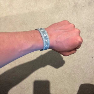 Blått armband med stjärnor - Snyggt blått armband med vita stjärnor och justerbar knytning. Liknar det sjukt snygga dior armbandet. Vid minsta fråga eller fundering hör av er🤝
