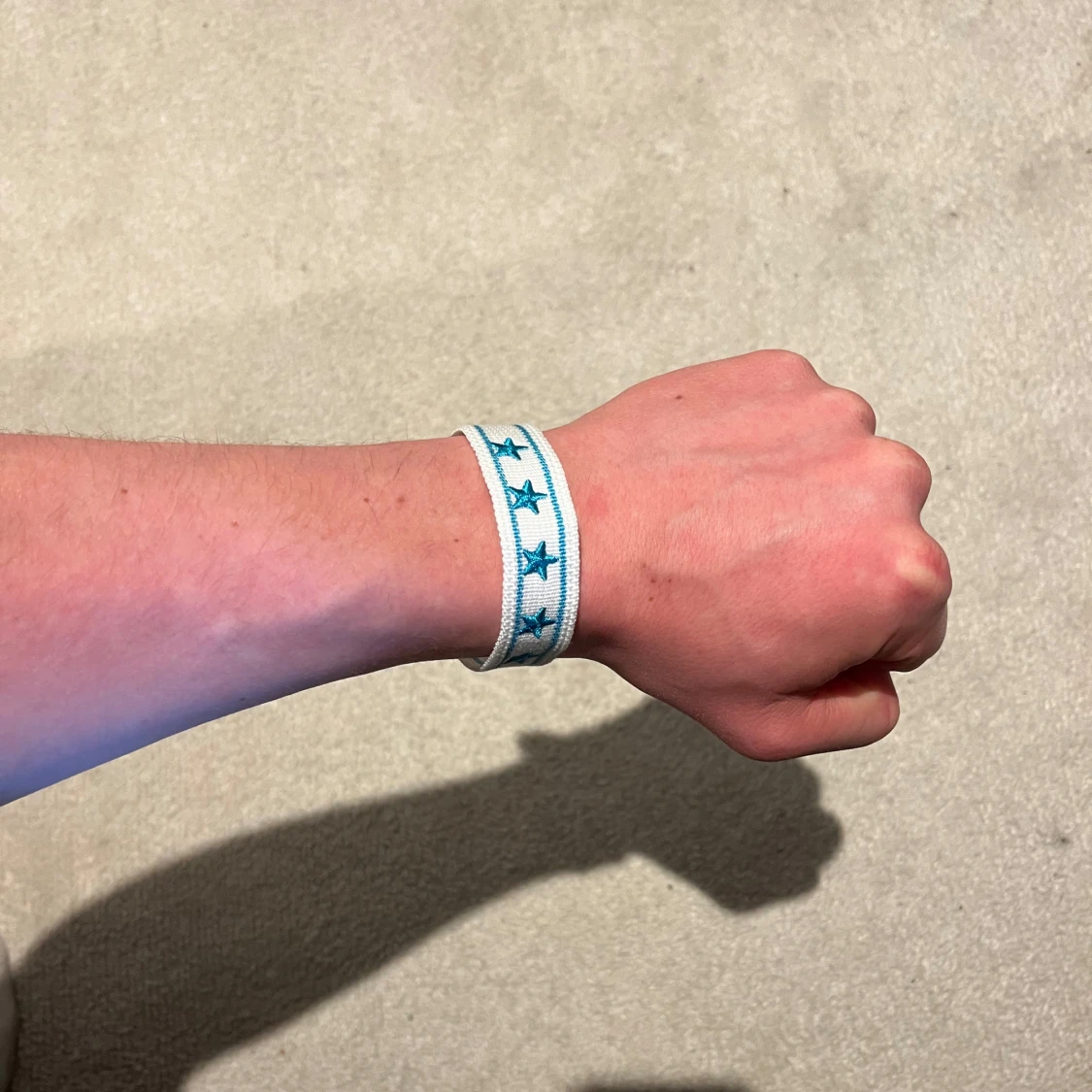 Vitt och blått armband med stjärnor