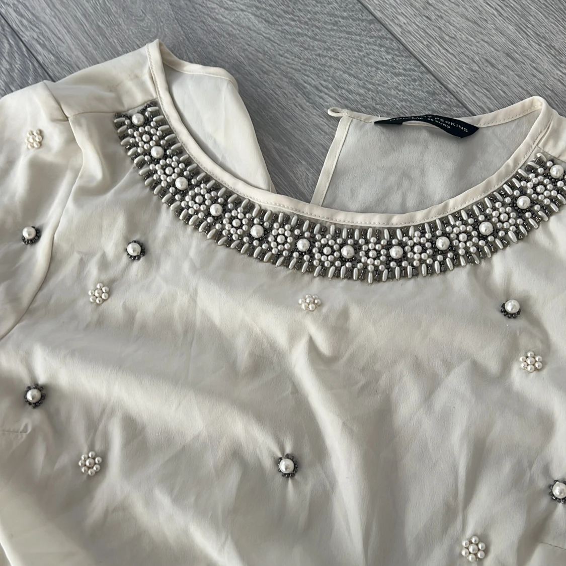 Vit blus med pärldetaljer från Dorothy Perkins - 1