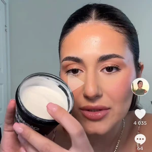 Sympathy for the Skin Body Lotion från Lush - Helt ny! Köpte fel. 240g, nypris 300kr + frakt💓 Sympathy for the Skin är en kroppslotion från Lush, känd för sin krämiga konsistens och doft av vanilj. Innehåller naturliga ingredienser som banan och kakaosmör för att återfukta och mjukgöra huden.