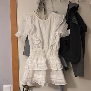 Vit klänning - Säljer en vit klänning har bara använt den två gånger från Gina Young storlek 134-140 bra syd 