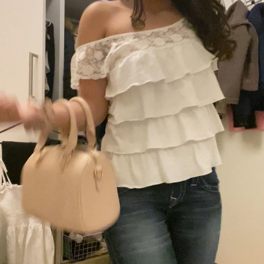 Vit offshoulder topp med spetsdetaljer