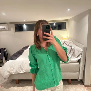 Grön blus med knappar - Säljer denna superfina blusen från co’couture💖