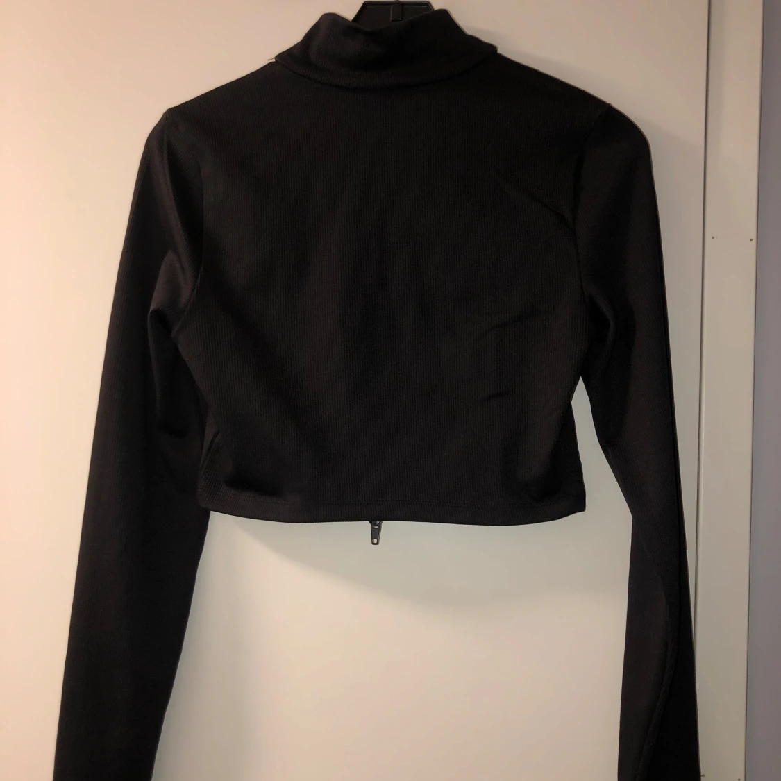 Svart croppad jacka från H&M Divided - 3