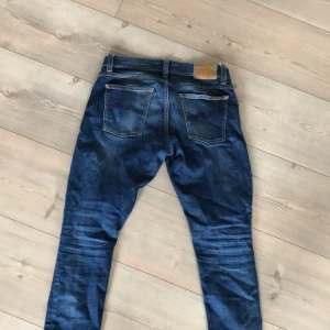 Nudie Jeans blå 29 30 - Nudie jeans i fint skick säljes för att dom har blivit för små. 29w 30L.