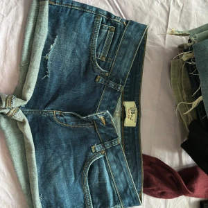 Blå jeansshorts från LTB - Mörkblå LTB jeans shorts som jag klippy själv☺️ljuset på bilden fångade inte den mörkblå färgen bra utan de är mycket mer mörkblå i verkligheten 