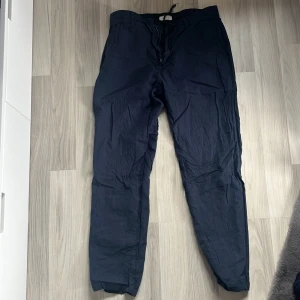 Svarta byxor från Jack's Sportswear Intl - Säljer ett par svarta byxor från Jack's Sportswear Intl. Byxorna har en bekväm passform med dragsko i midjan för justerbarhet. Perfekta för en avslappnad stil.