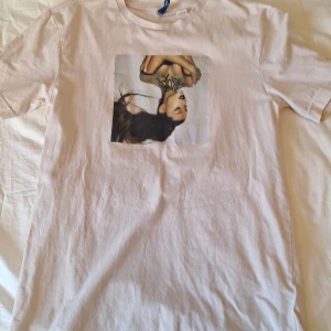 Vit t-shirt med tryck - Helt I nyskick från hm. Passar även s
