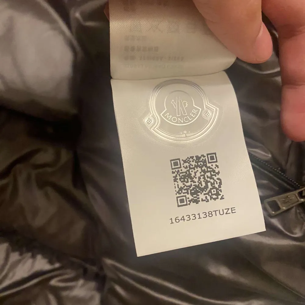 Säljer en snygg svart dunjacka från Moncler med huva och dragkedja. Jackan har en quiltad design och två fickor med dragkedjor. Perfekt för kalla dagar!. Takit.